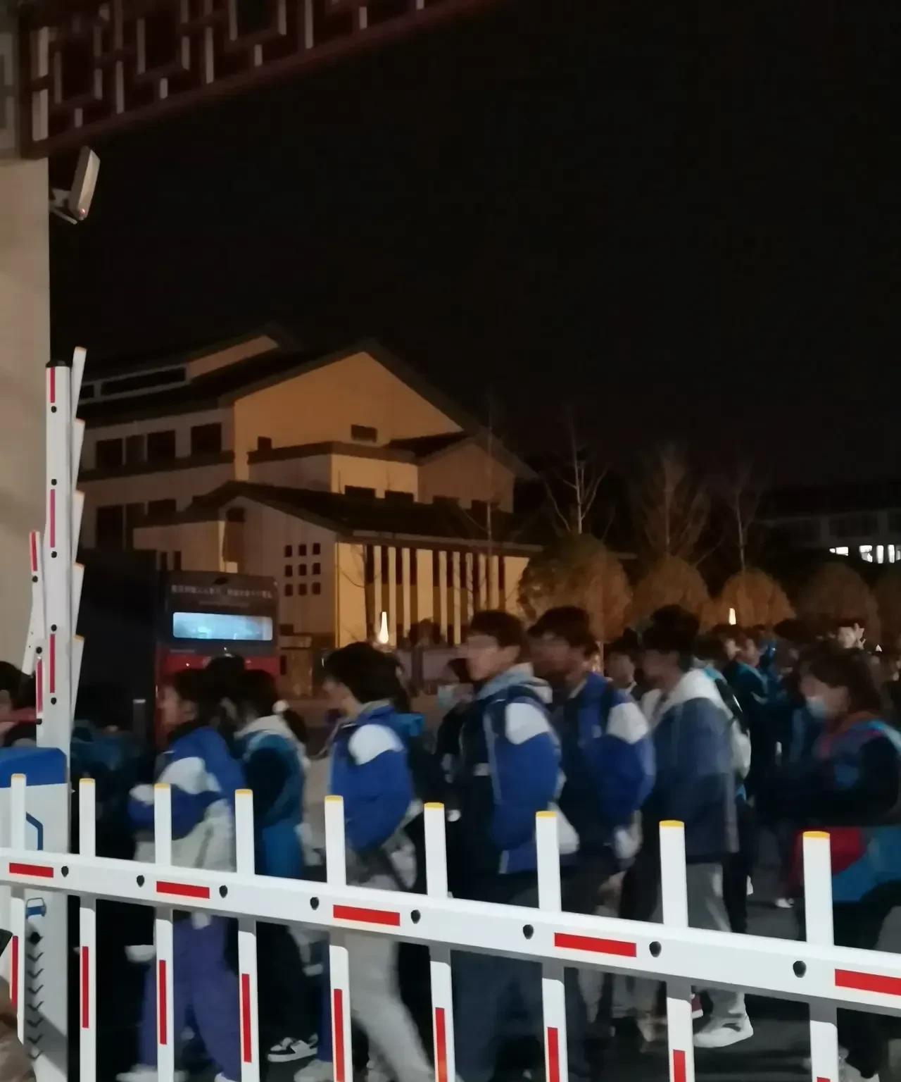 人的圈子很重要儿子的四个同学来家里玩，加上儿子，五个清清瘦瘦的男孩。我多嘴问了