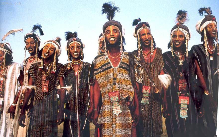 商邑翼翼，四方之极，《诗殷武》夏朝，史书记载是大禹的儿子启建立的。传统观点里