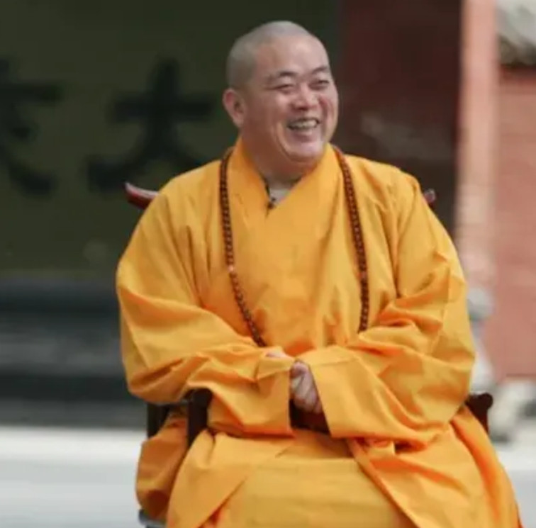 释永信办了两套身份证，以为这样就能够玩转两种人生，想象力丰富，胆子极大。白天