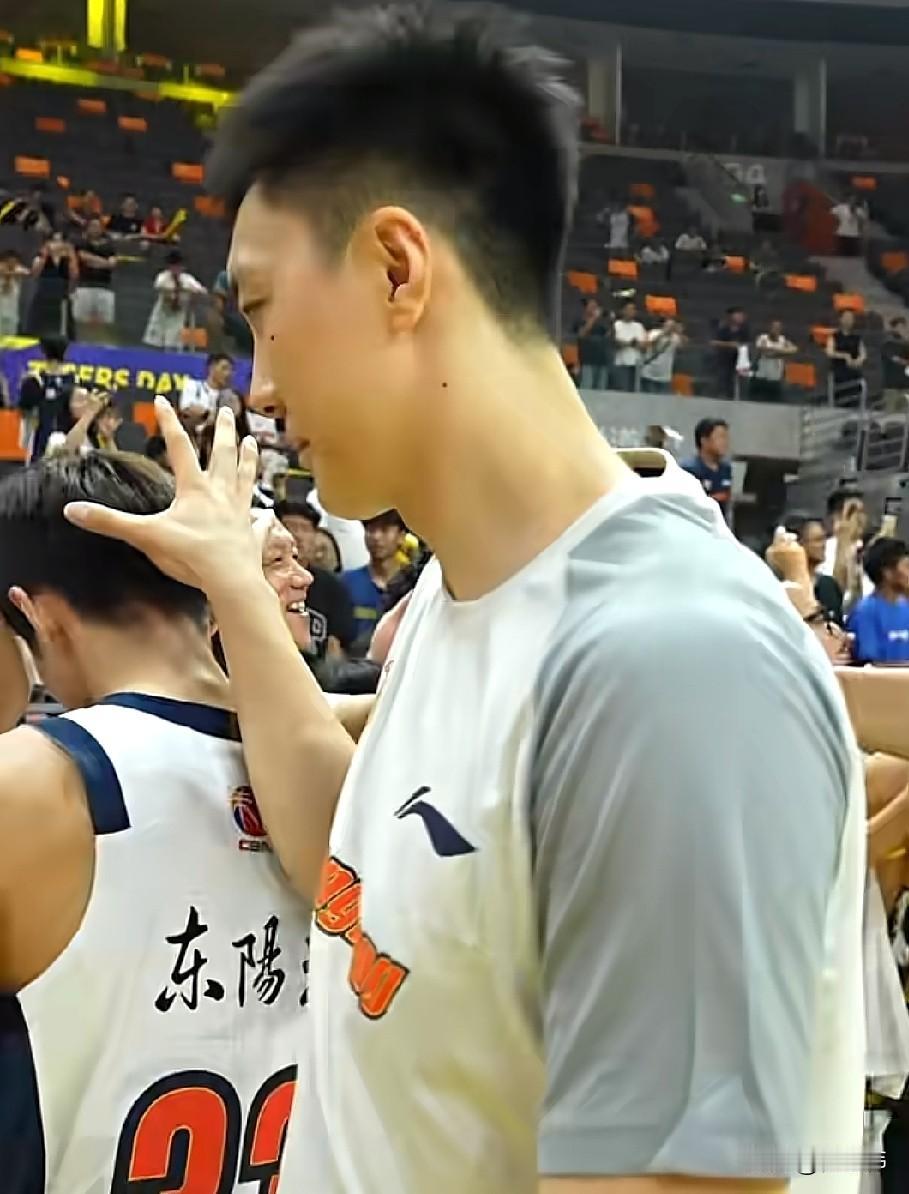 徐杰谈好兄弟胡明轩：“他一直在连轴转，基本没什么休息的时间，所以，这几年他饱