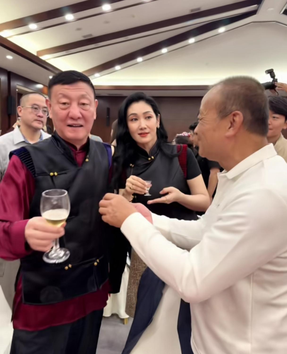 韩磊回老家内蒙了！58岁的他带着妻子其其格回老家参加亲友婚宴，夫妻俩十分恩爱，穿