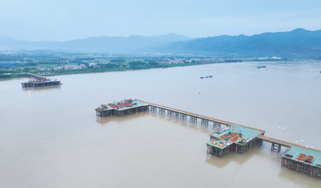 肇庆城区四桥进入主桥主体结构施工近日，肇明高速端州连接线西江特大桥（肇庆“城区四