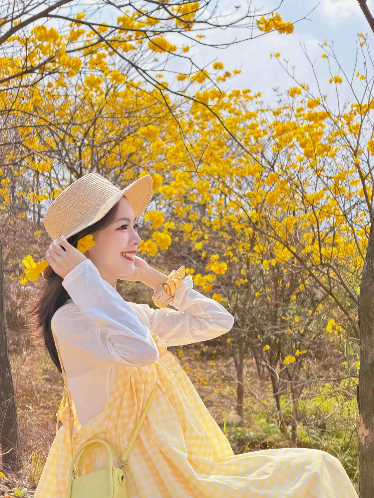 🌿春日黄花风铃木森系穿搭这套穿搭是黄花风铃木花海出游、森系野餐、户外踏青的