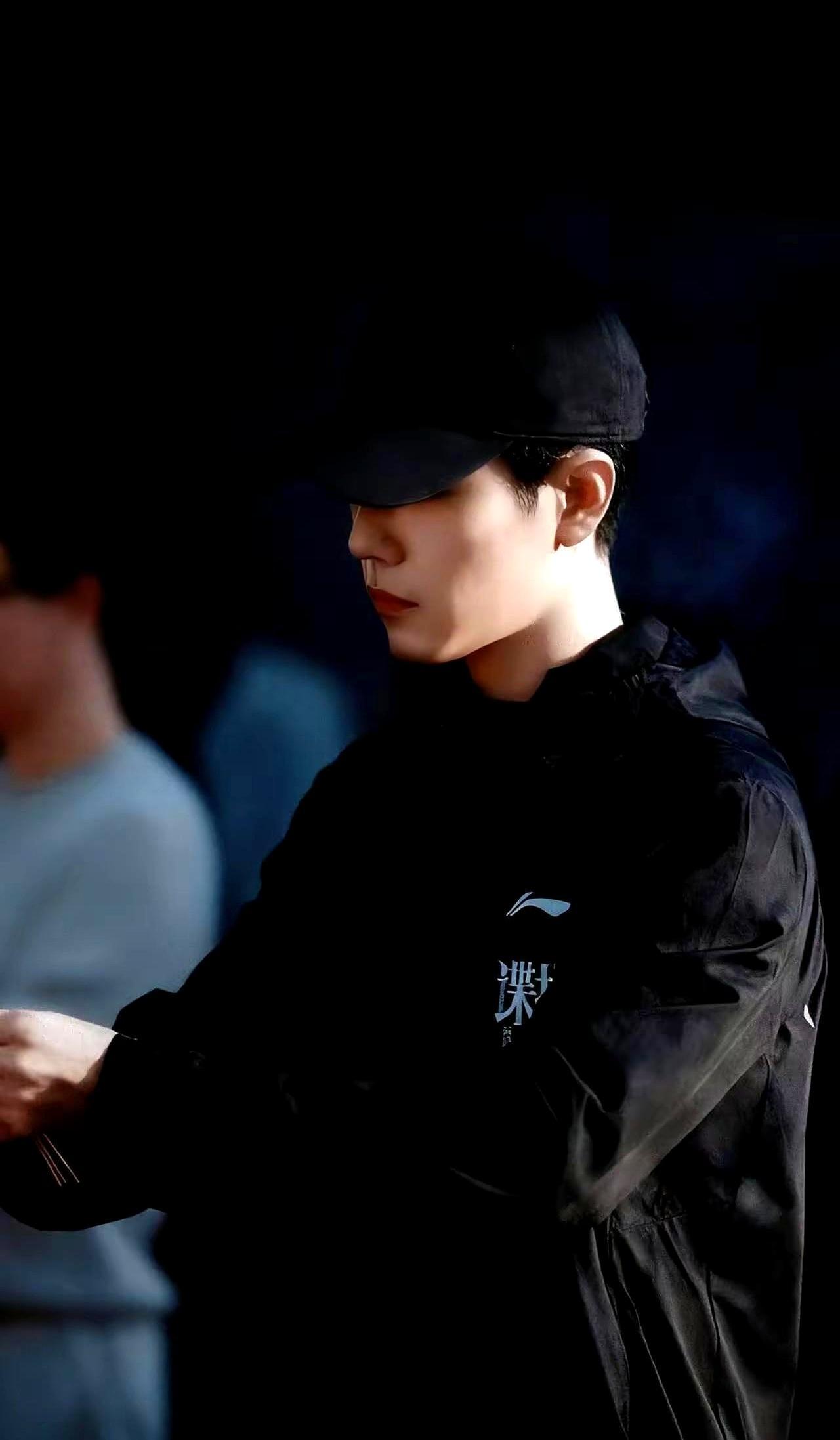 180天零热搜，代言费反倒涨了三成。他把手机调成飞行模式，剧本翻得边角发毛