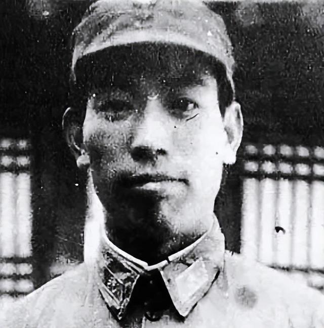 许光达将军被长辈强行撮合婚姻，婚后因妻子无心一句话，两人分隔十年却始终感情如初！