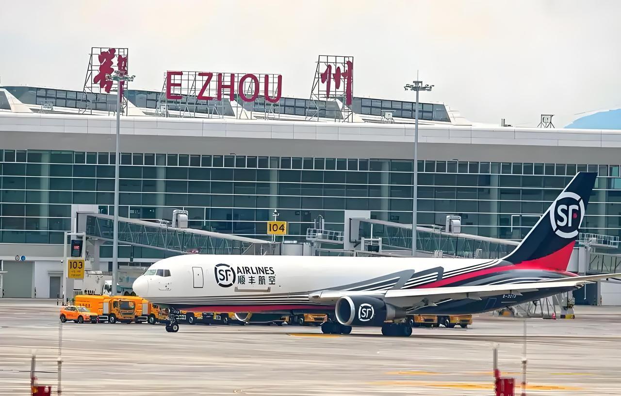湖北鄂州花湖机场的发展速度，真的让人惊掉下巴！这座全球第四个、亚洲首个专业性货运