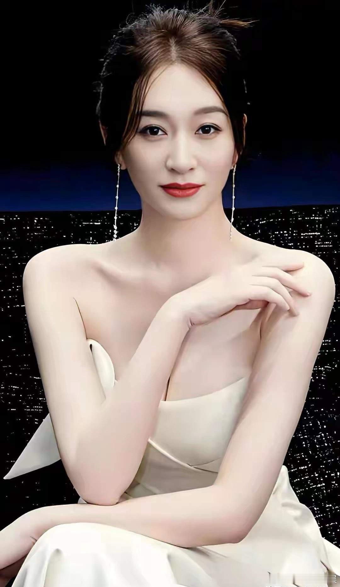 1.李小冉离婚后是单身，现阶段对感情无感，暂时也不想和其他富婆一样谈个小鲜肉，觉