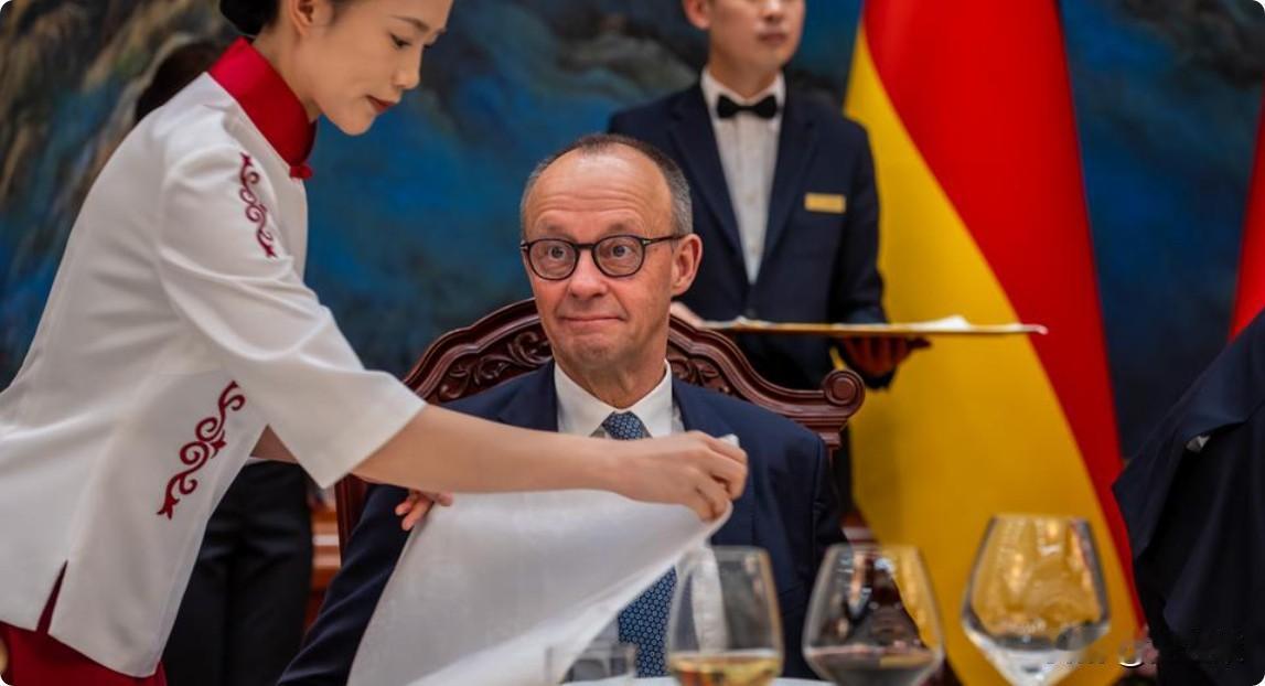 德国专机落地北京前，默茨耍了个“小聪明”，先给高市早苗通话25分钟！2月25