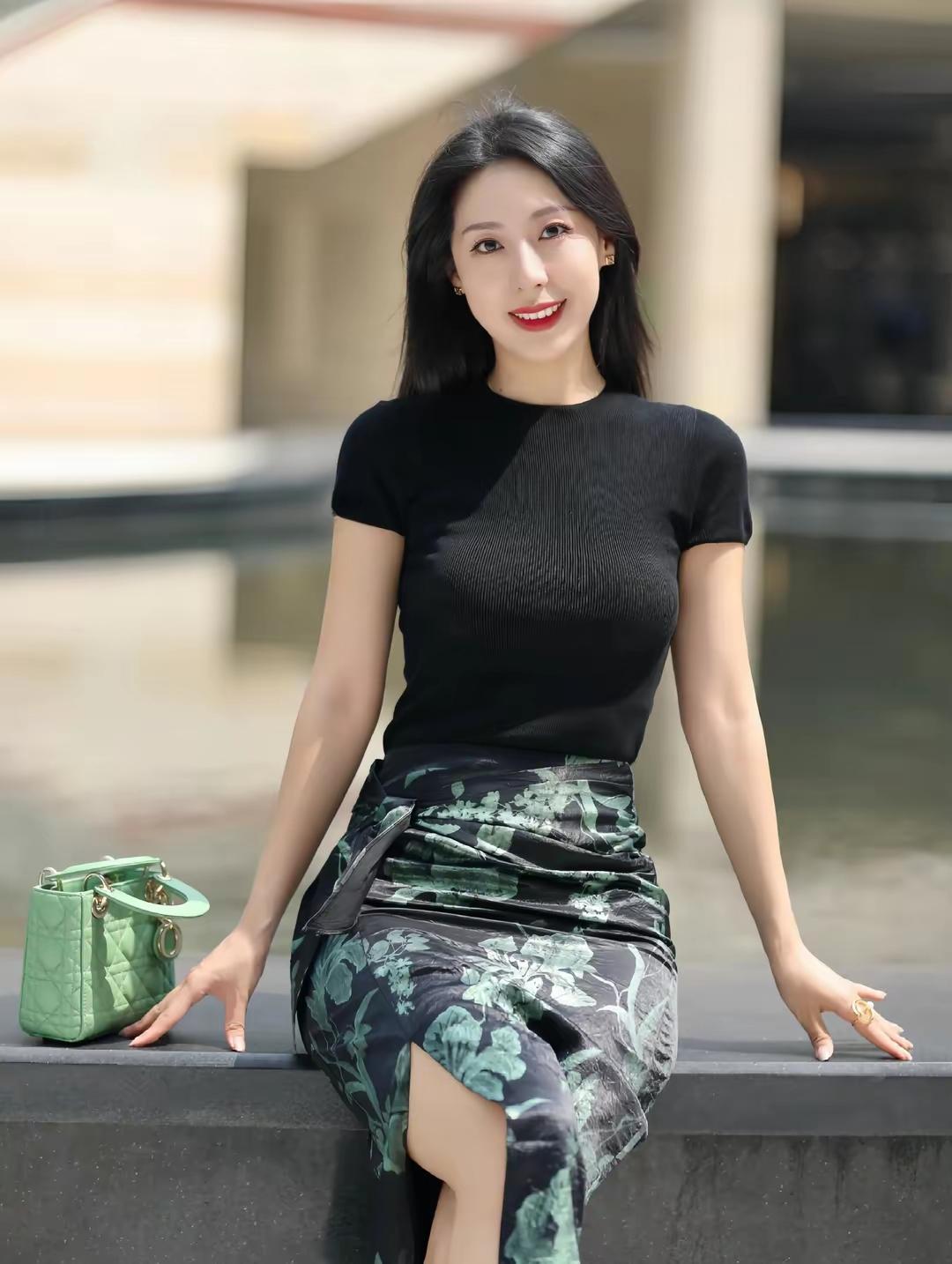 优雅黑裙搭配清新绿包，都市时尚气息扑面而来！👗👜✨
