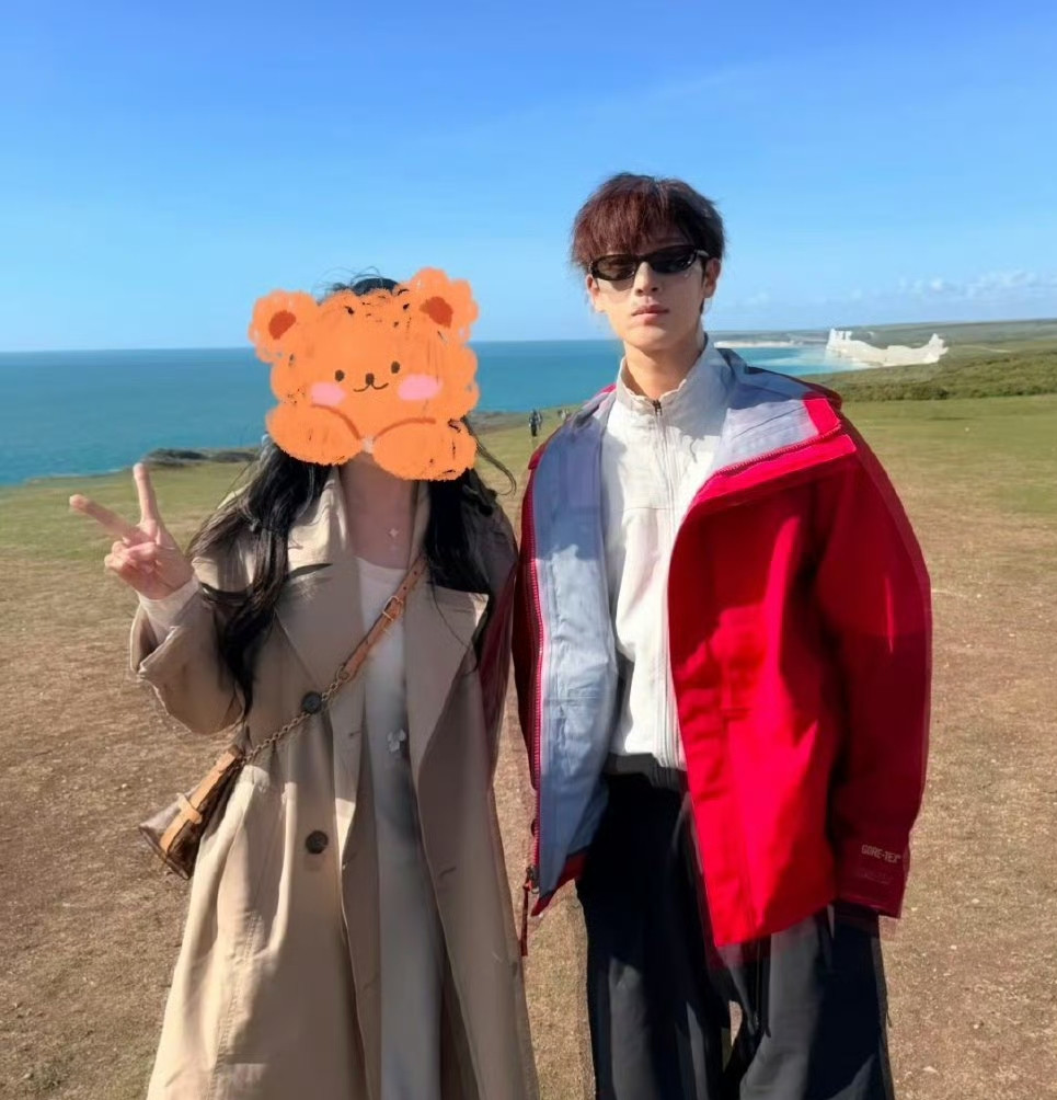 30岁李昀锐现身英国白崖旅游被偶遇，他身材高瘦挺拔，皮肤白净，留着清爽的短发，身着大红色登山服，戴着