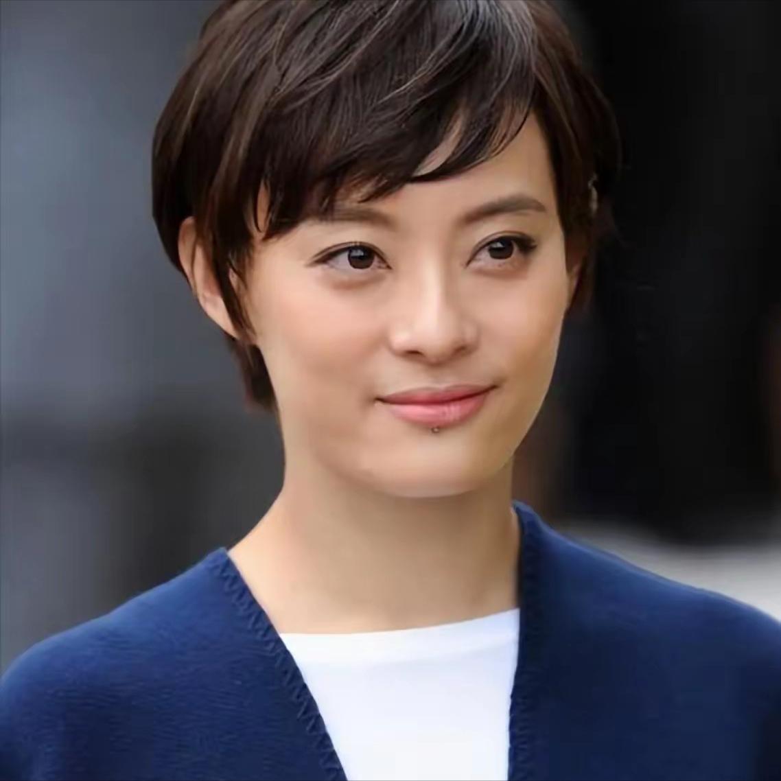 主持人问孙俪：“你平时在家吃饭，经纪人会经常来蹭饭吗？”孙俪说：“经纪人不愿意在