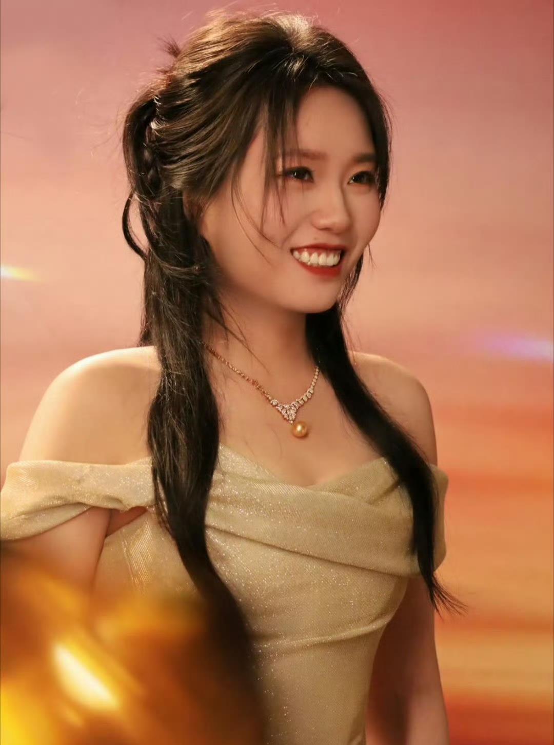 果然红气养人！现在的李雪琴，变得快认不出来了。出席活动，精致的妆容，越来越瘦的身