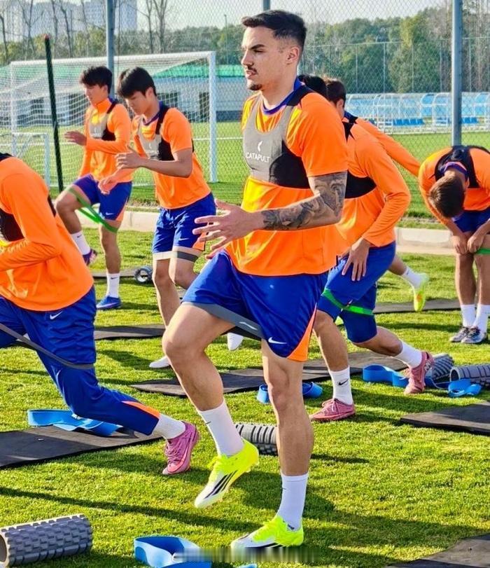 -6分起步，山东泰山新赛季力争前两场把坑填平。球队第三阶段上海冬训，补强新援阿