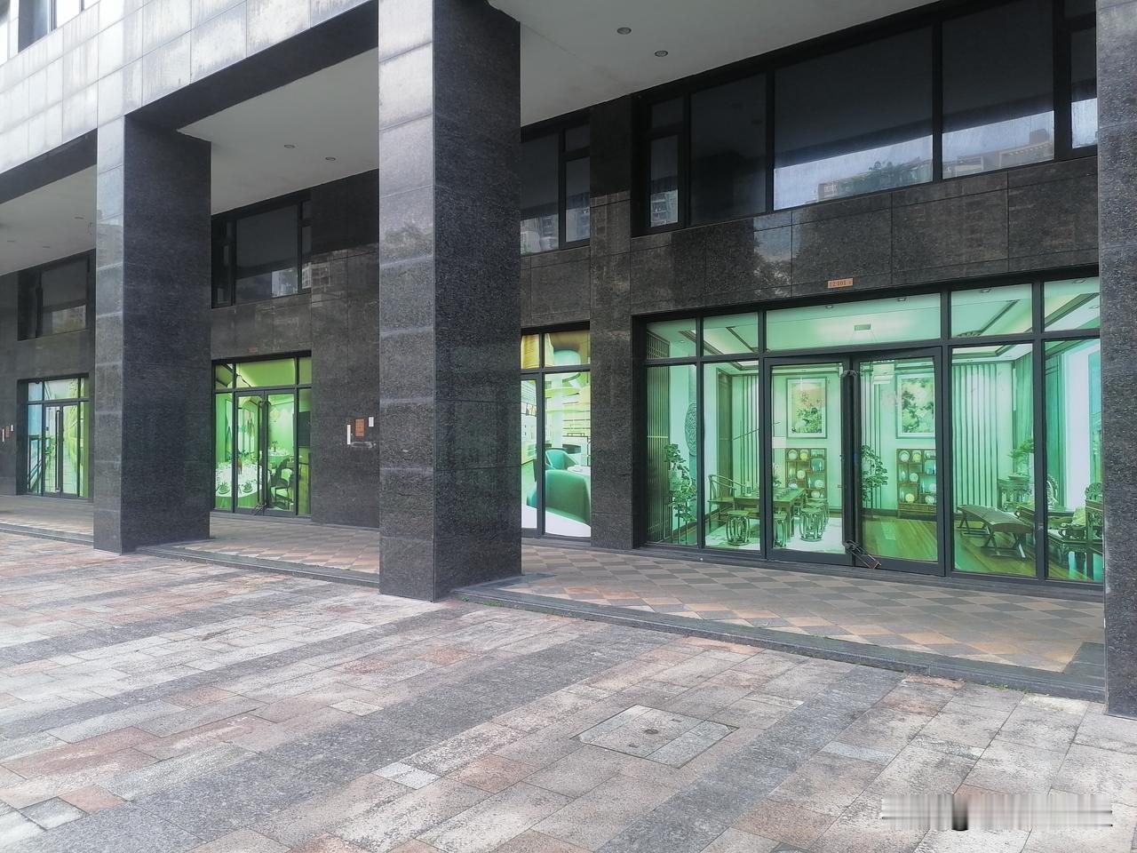 有些房子烂尾了，还没建好又停工了，而有些房子建好了却没人买，结果门店也开不成全都