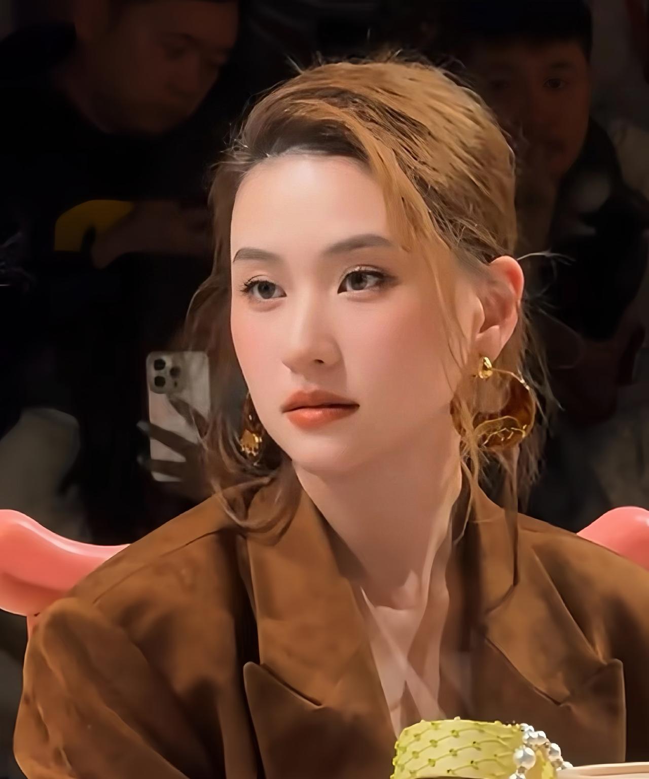 大家不要再猜了何超莲不会和窦骁离婚不是因为她还爱着，而是何超莲非常清楚，一旦