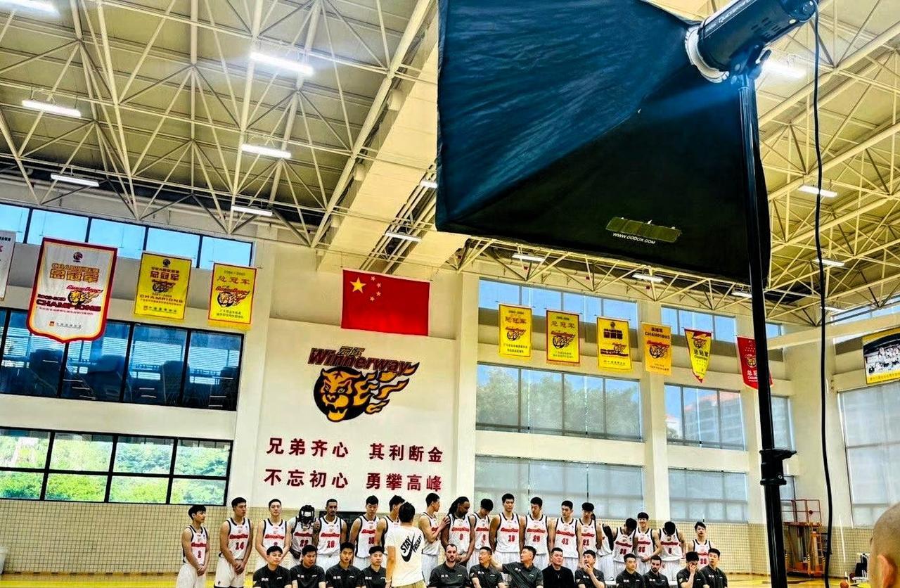 广东宏远新赛季19人大合影出炉，杜锋和朱芳雨独霸C位，坐在队伍九五之尊显眼位置，