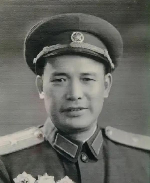 1955年的授衔名单里，叶长庚这个名字让罗荣桓反复看了几遍。 按资历看，他并