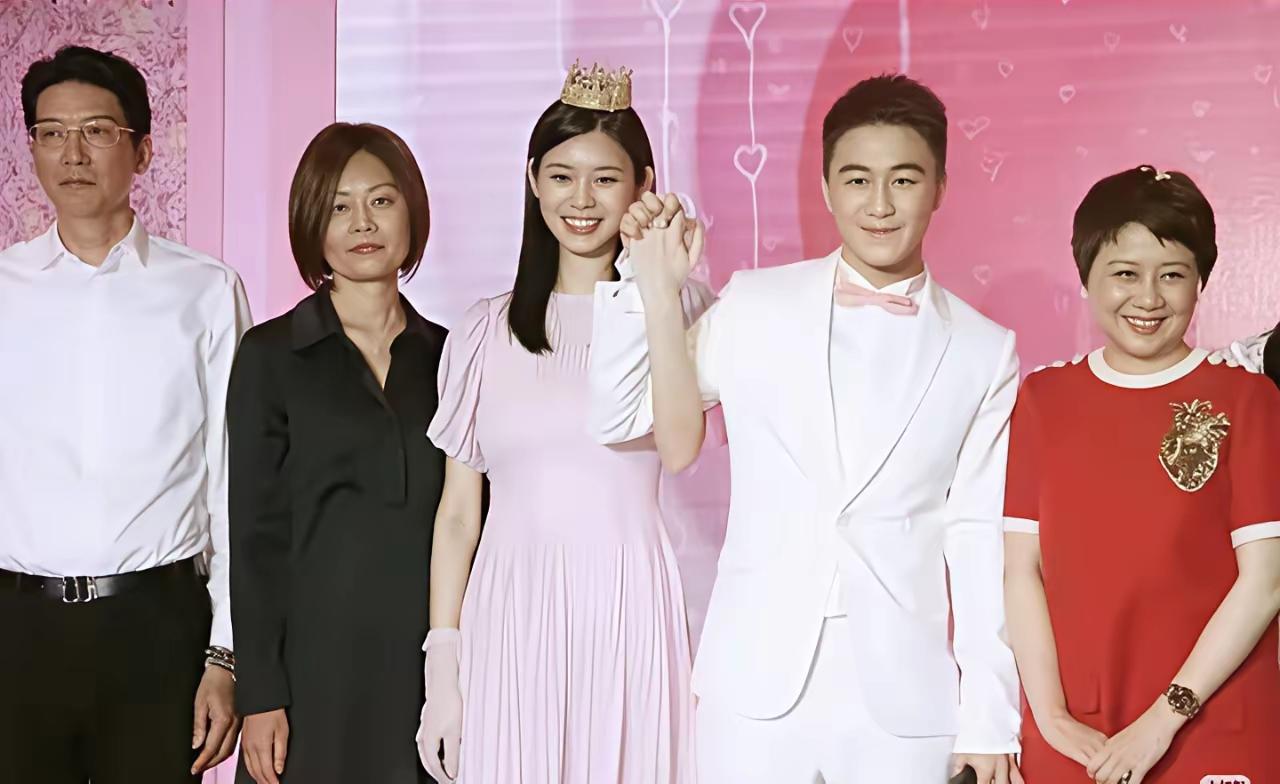 何猷君娶奚梦瑶那阵，多少人说“赌王家公子怎么找了个模特”？现在再看，这算盘打得，
