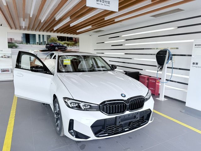 330li耀夜提车2月驾驶感受本来想等一等a5l的，可是它实在是太磨叽了，再一