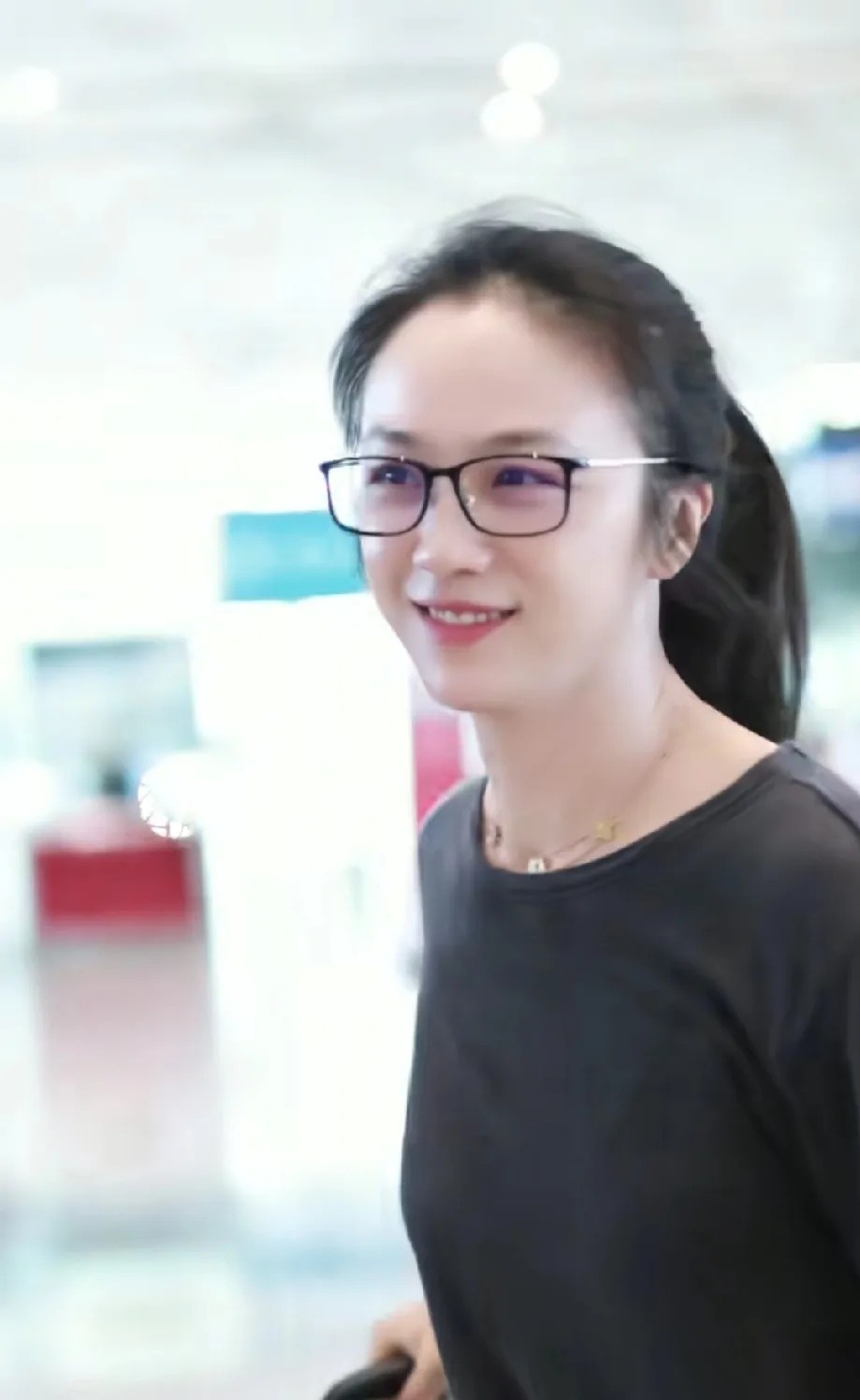 45岁汤唯机场照曝光，这状态绝了！近日汤唯带女儿现身去韩国机场，双手合十拜托别