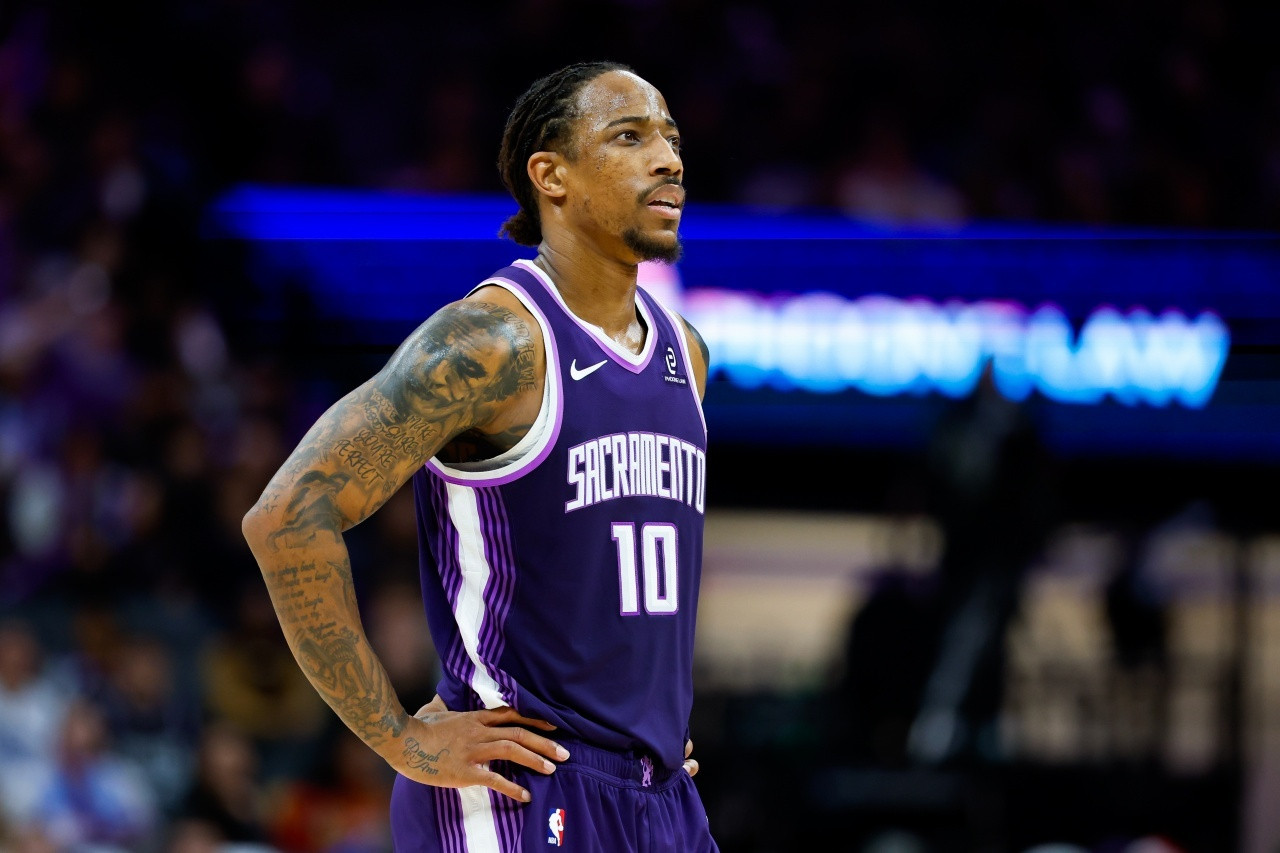 SamAmick报道，一位国王队消息人士透露，勇士队对36岁的德罗赞并无兴趣。