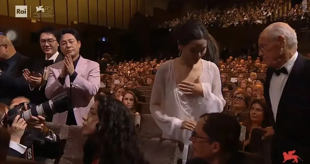辛芷蕾获得威尼斯电影节影后瞬间，感觉男主角张颂文牙都咬碎咯，表情管理还得沉淀下。