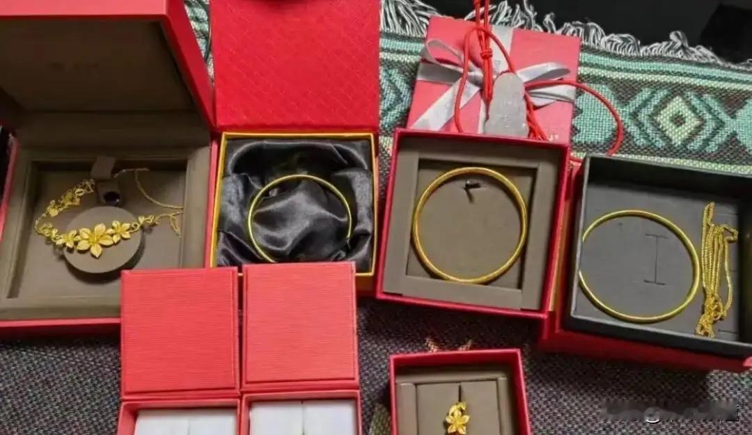 四川成都，男子家中急需用钱，他把3个金手镯挂在二手平台上卖，后被一买家花5.6万