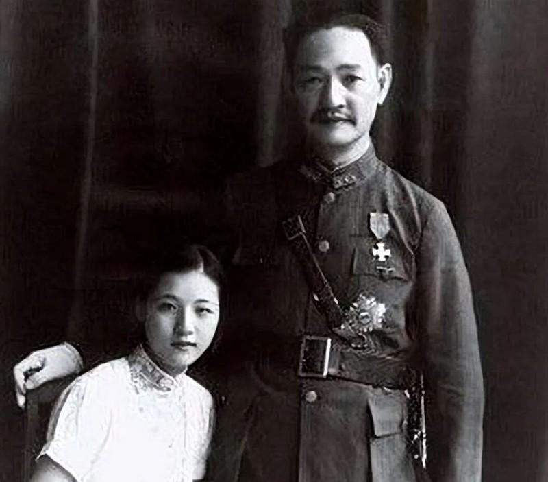 这是拍摄于1938年的结婚照，程潜将军和19岁的娇妻郭翼青看起来格外的登