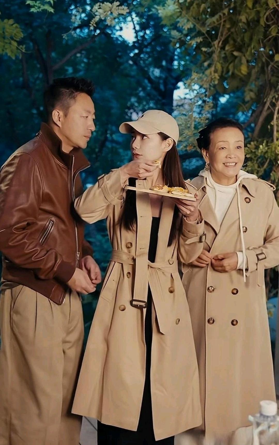 汪小菲现任妻子马晓梅和婆婆张兰同穿深杏色长风衣，婆媳同框的画面自然又融洽，这份和