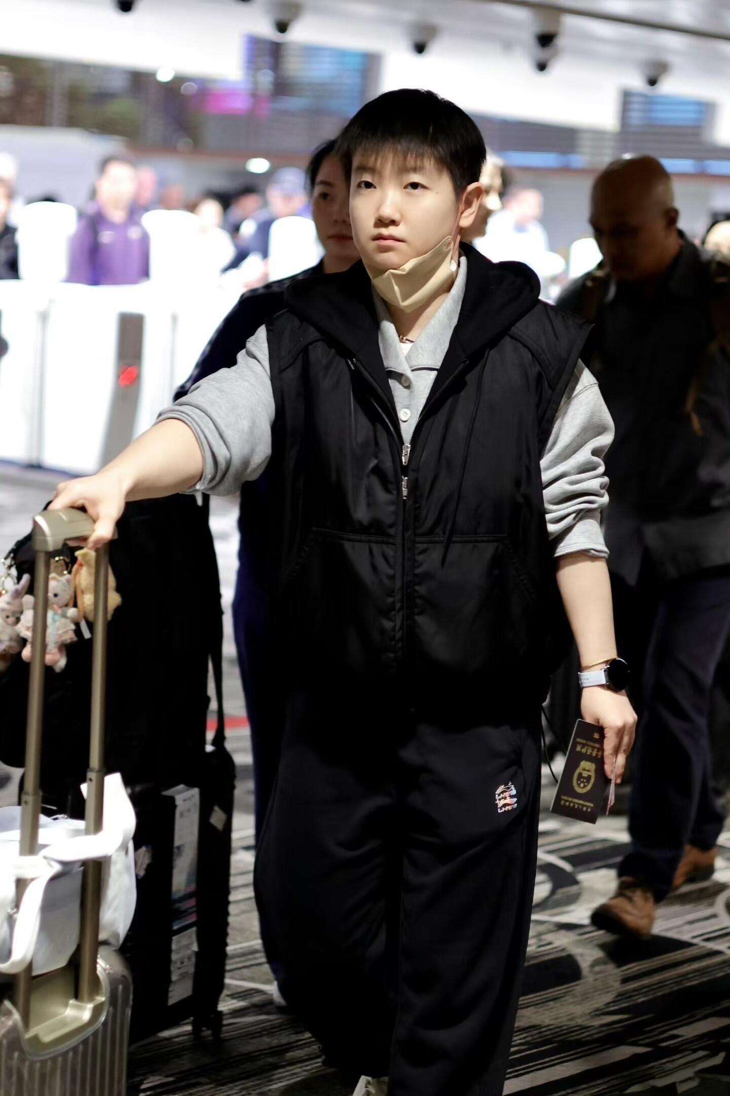 孙颖莎帅气机场照莎莎抵达新加坡啦莎莎很会选衣服，每次出现都让人眼前一亮