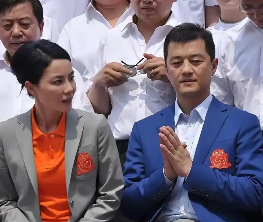 王菲、李亚鹏“十年一框”，巴黎同场，全程却像两块冰！女儿李嫣高中毕业，这俩人—