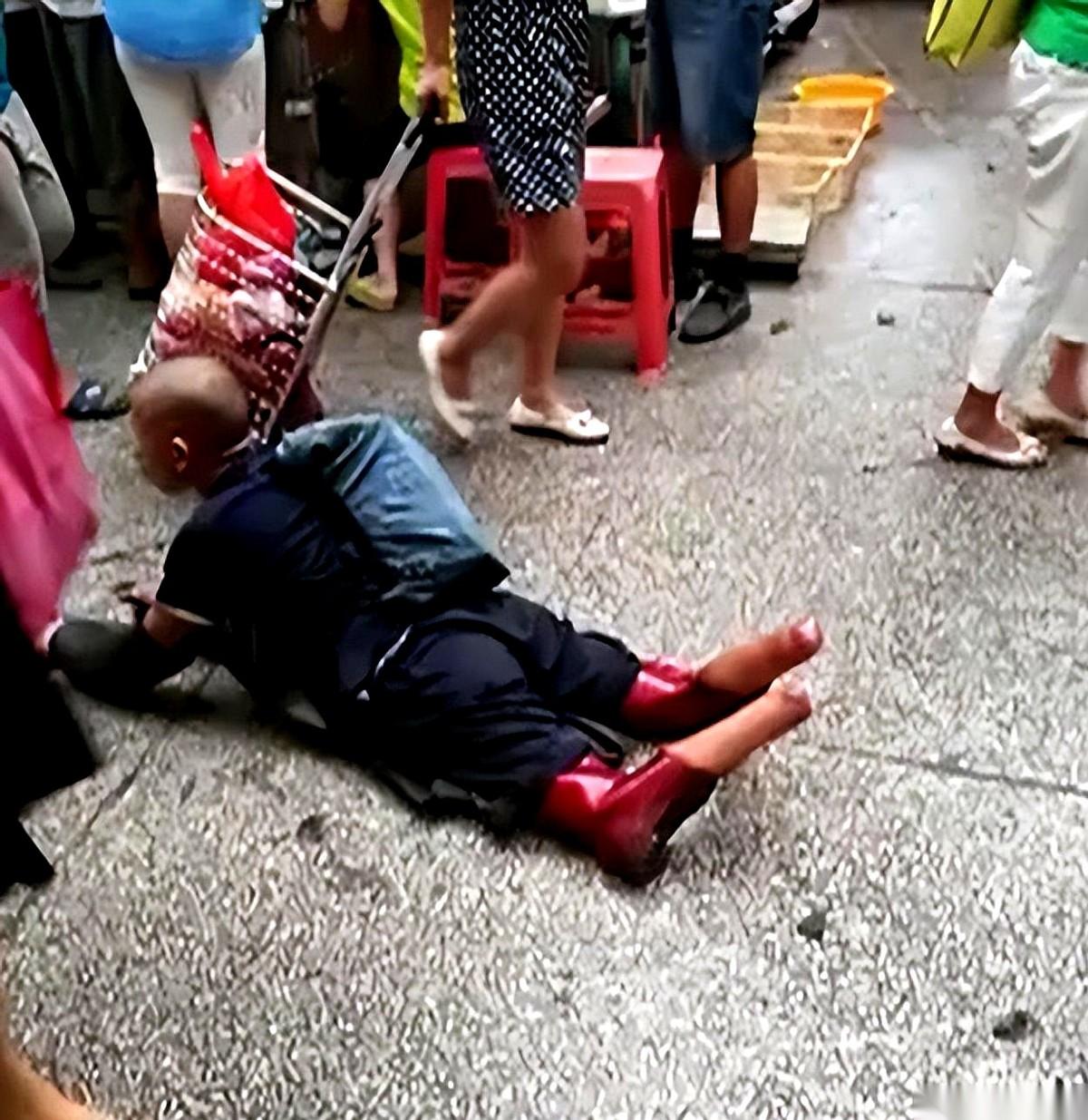 广州菜市场，一个男人正和老婆挑着菜，余光扫到一个趴在地上的乞丐。乞丐没有脚。