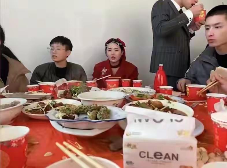 这位新娘在自己婚宴上全程无精打采、甚至睡着的场景，真是既搞笑又令人心疼。婚礼本应