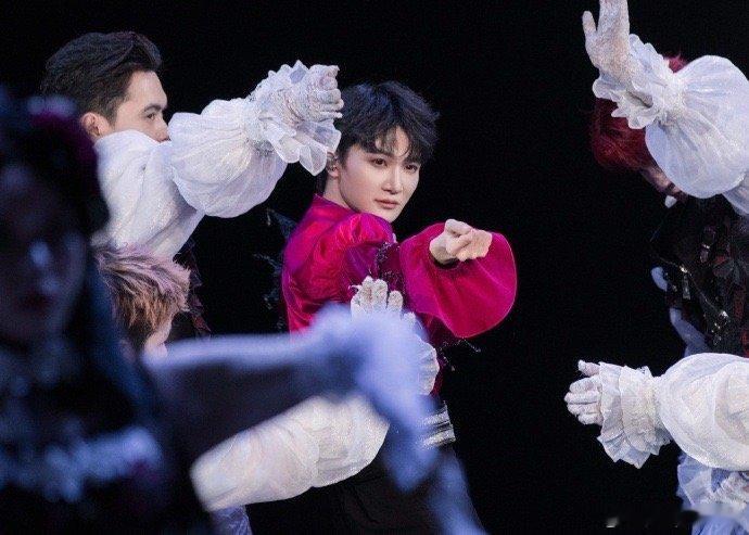 周深怎么还有两幅面孔了周深：我是你的谁？歌迷：宝贝！周深：宝你个头！（嘴角疯狂