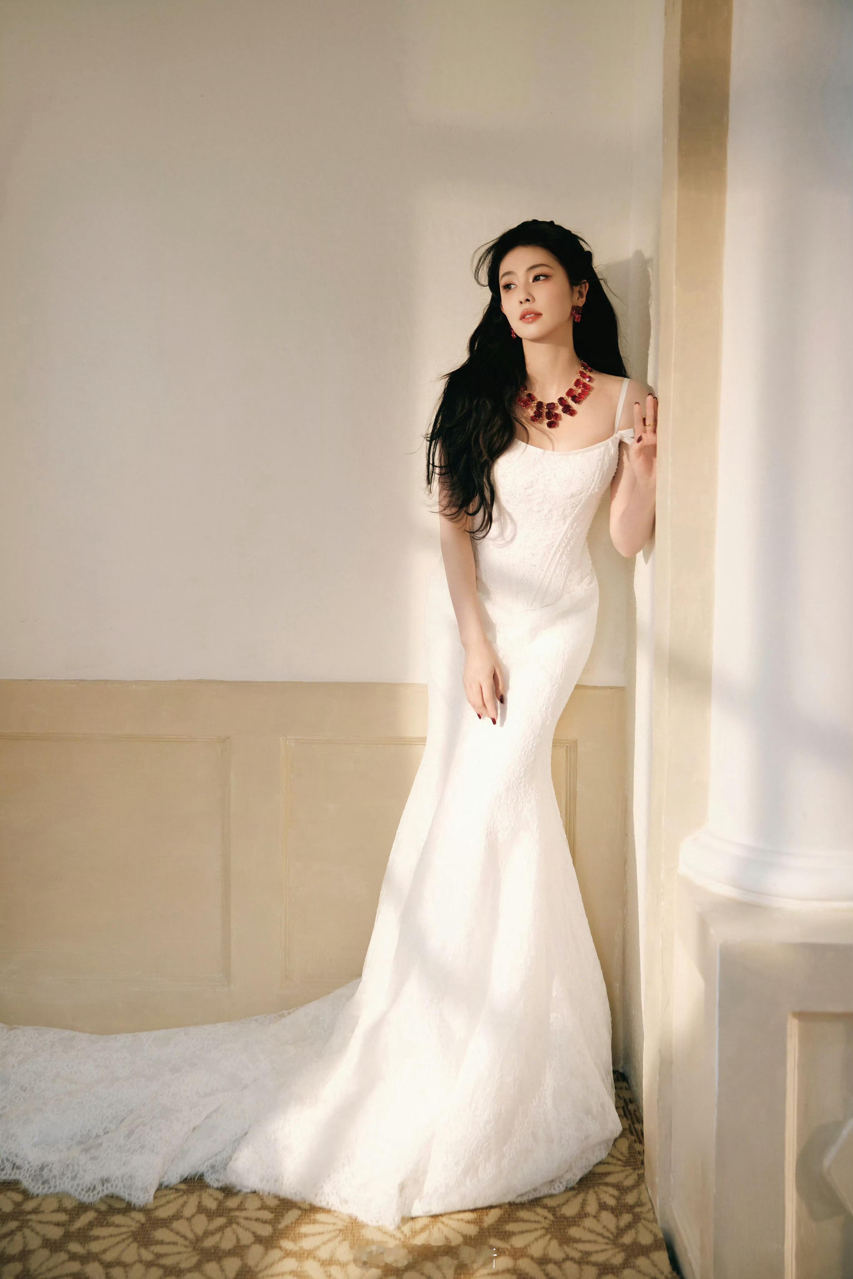 黑发如瀑，白色仙女裙宛若公主降临，今天的白鹿很美。