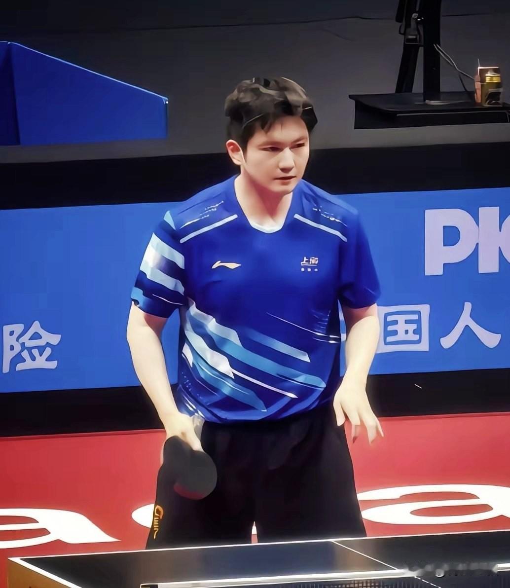 樊振东进入8强，恩师吴敬平一针见血点出了东哥进化之路！吴敬平说:第一次看小胖