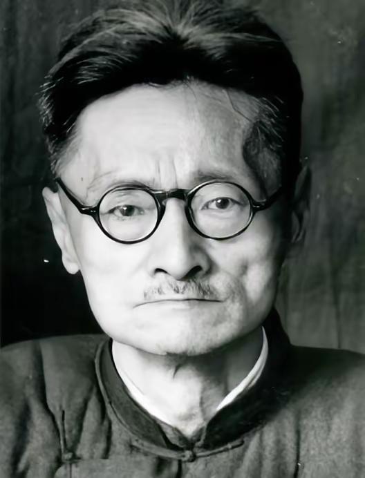 1928年，蒋介石把刘文典叫来训话，怪学生闹事。刘文典硬怼：“大学不是衙门！”