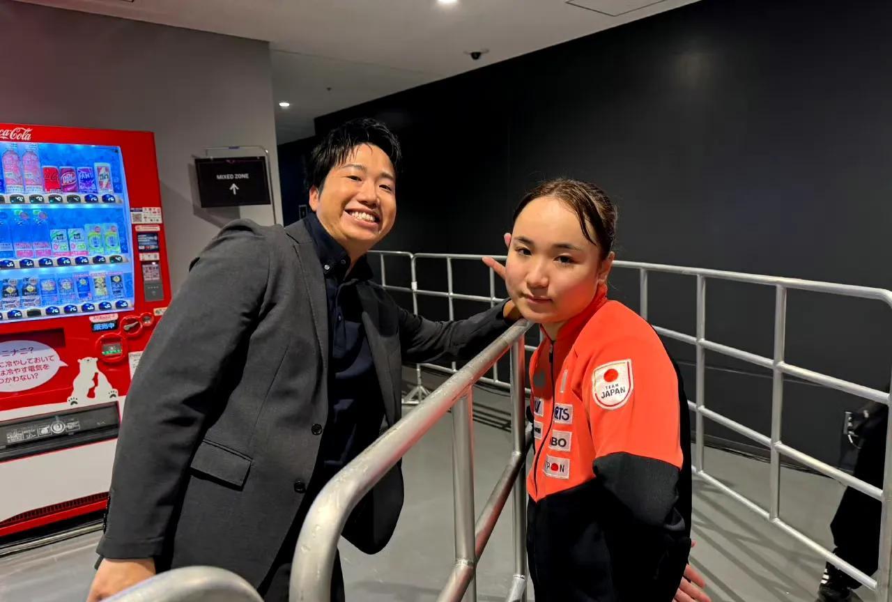 8月7日伊藤美诚和水谷隼合影留念，伊藤美诚表情很不情愿，水谷隼特别开心！别说水谷