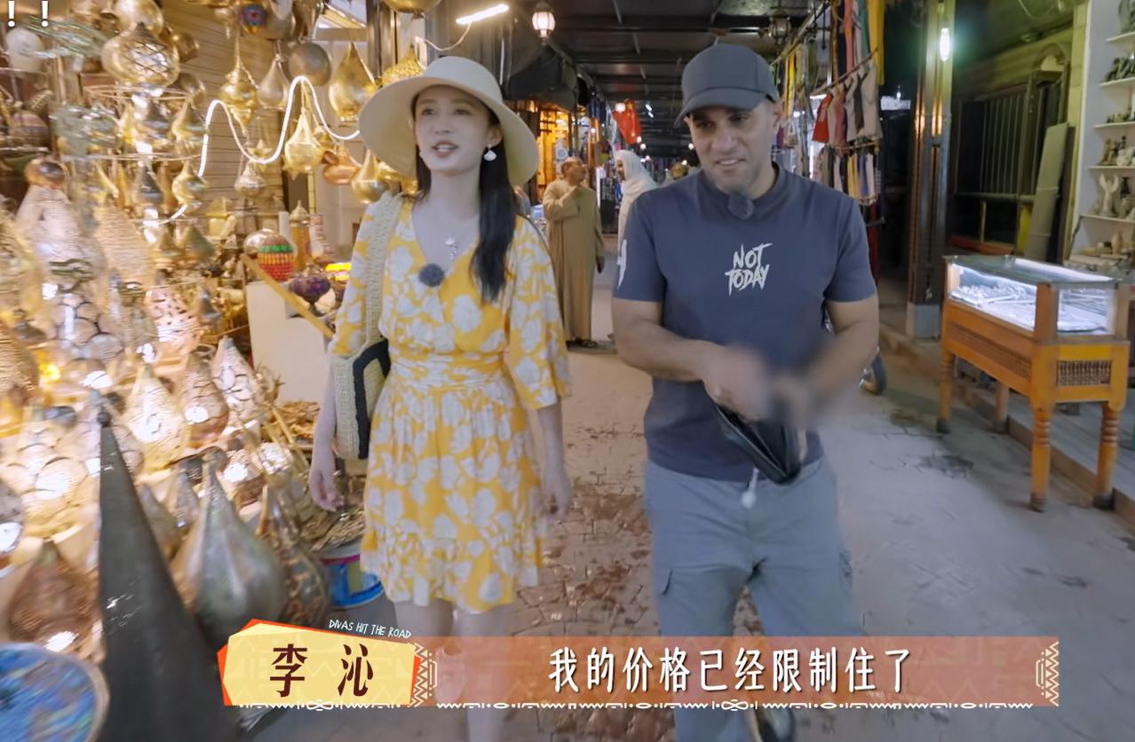 穆穆和李沁的这段对话太治愈了。《花少7》中大家一起到集市去购物，李沁买的丝巾是