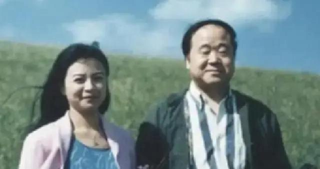 1970年，年轻时的莫言跟邻村一个姑娘表白，姑娘不屑的说：“癞蛤蟆想吃天鹅肉！”
