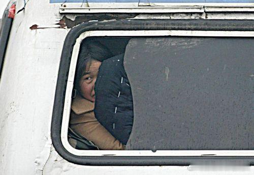 2004年1月17日，杭宁高速公路长兴段，一辆开往安徽的卧铺大客车正在停车接受交