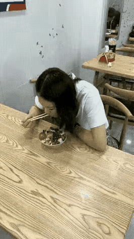 大夫：她这样的情况有多久了？小帅：已经有2个月了……自从有一次头被门夹了以后就