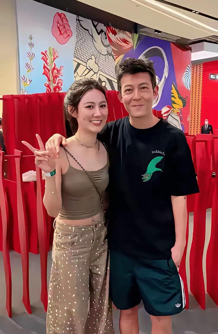 陈冠希真是帅呆了，虽然现在是老了，但是身边总是不缺美女朋友！
