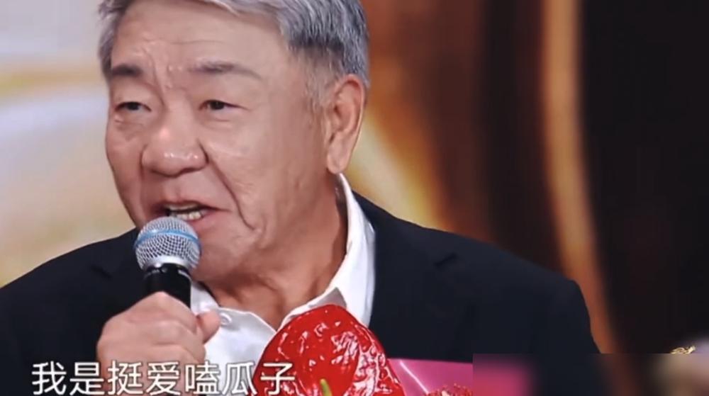 肖战脱稿颁奖，对着72岁的郑晓龙，话没说完自己先哽咽了。这一下，全场摄像机都怼了