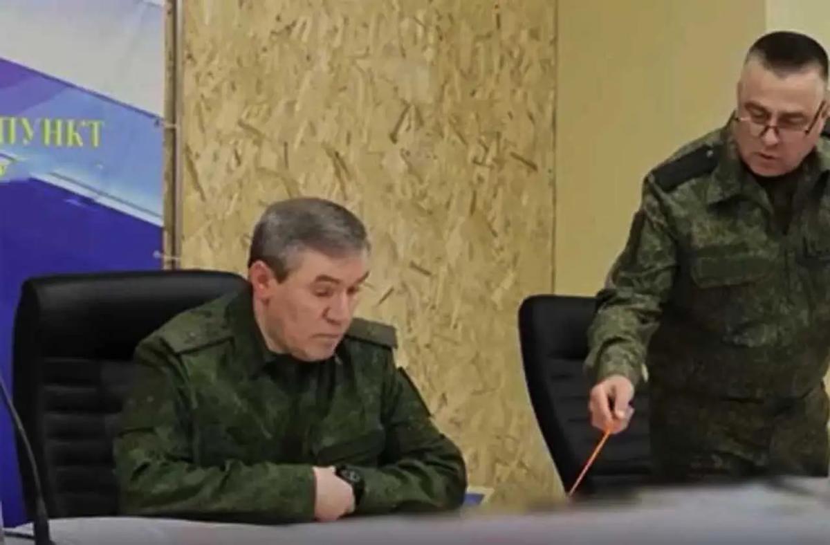 格拉西莫夫亲临前线，俄军打出“组合拳”，乌军防线已崩盘？2026年3月的顿巴