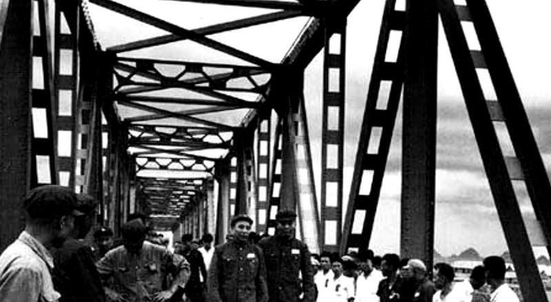 1957年，铁道兵司令王震上将遇到3个海军军官大声喝酒划拳。王司令走上前去，问：
