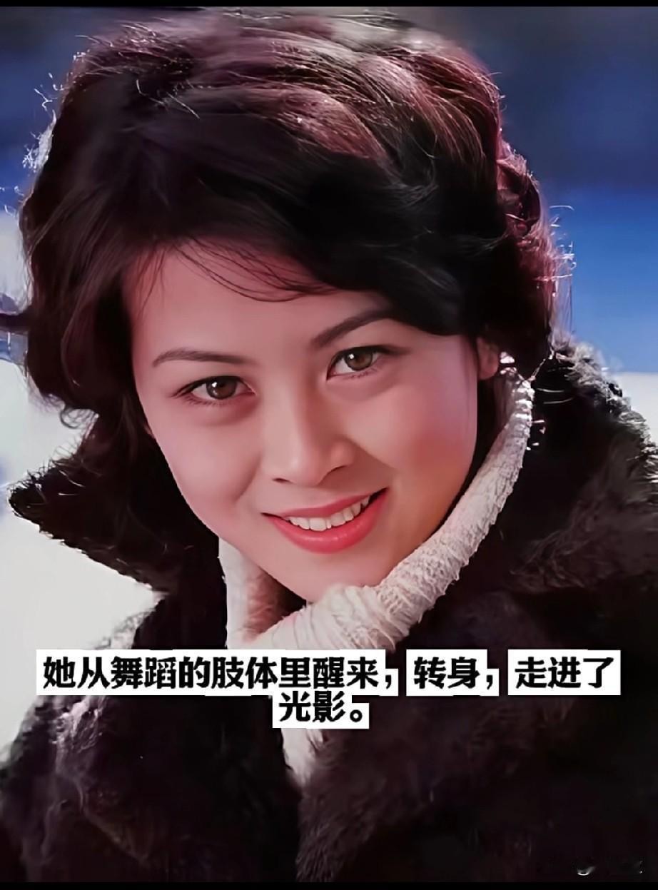 我的天呐，好美！她从舞蹈的肢体里醒来转身，走进了光影。八十年代挂历女神的最