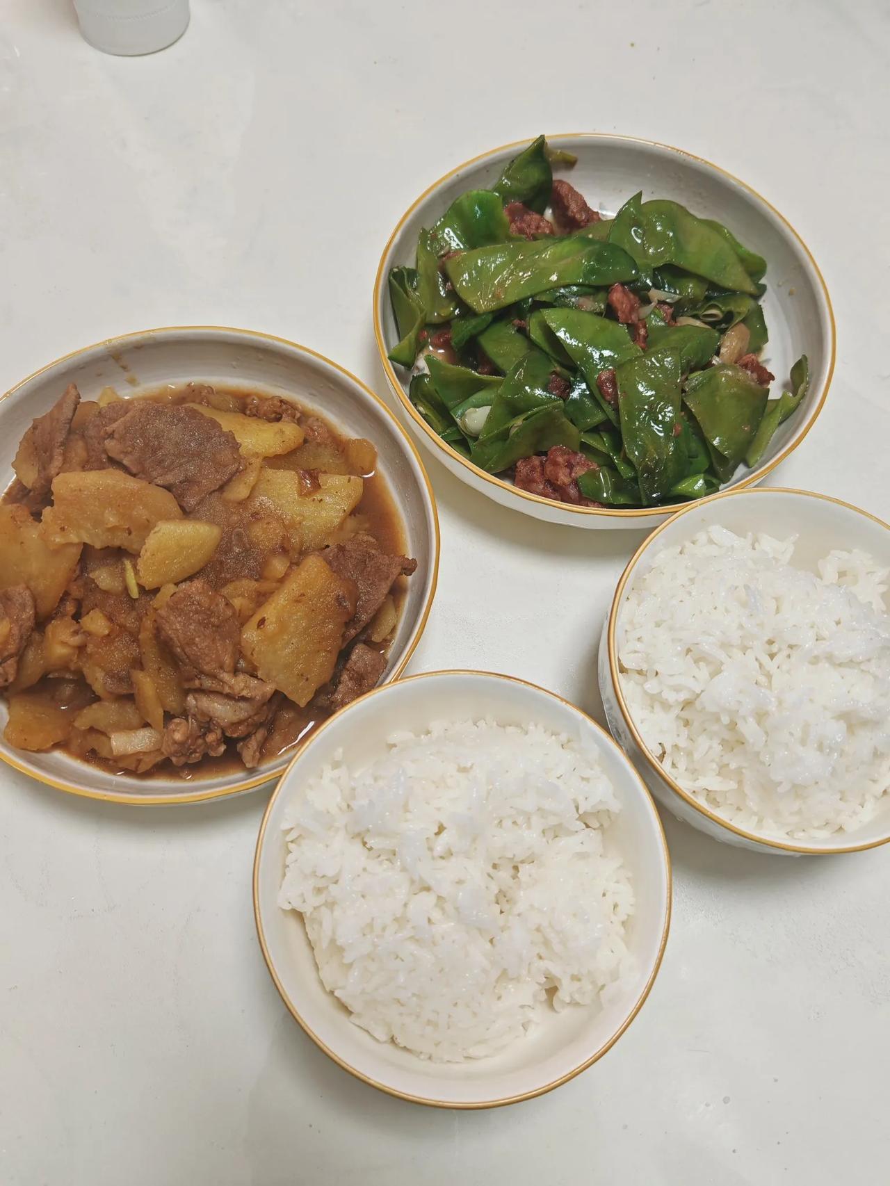 2025.3.2晚饭今日菜单分享：土豆炖肉，扁豆炒腊肠。土豆炖肉，是大人小孩