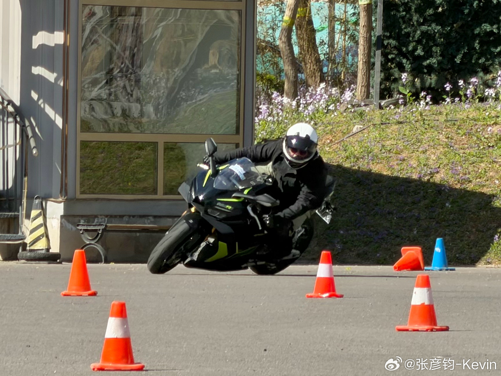 张雪820RR试完了，聊聊：受场地所限，能感受的有限，但我能明显感觉到，这车做的