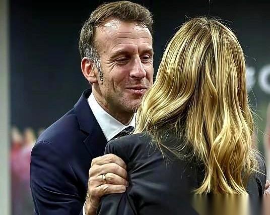 他那只手，一把攥住她胳膊的时候，我隔着屏幕都感觉到了那个劲儿。这哪是开会啊。